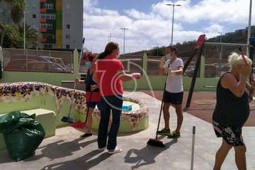 Jinámar coge la pala y la escoba/TA.